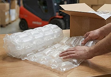 Légpárnás térkitöltő fólia tekercs, kompatibilis térkitöltő géppel, csomagoláshoz előkészítve